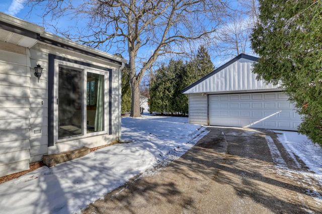 2880 S 98th STREET, West Allis, WI 53227