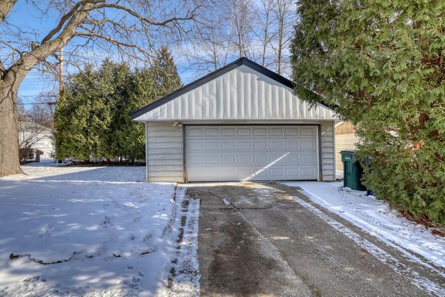 2880 S 98th STREET, West Allis, WI 53227