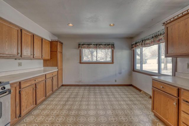 2880 S 98th STREET, West Allis, WI 53227