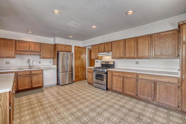 2880 S 98th STREET, West Allis, WI 53227