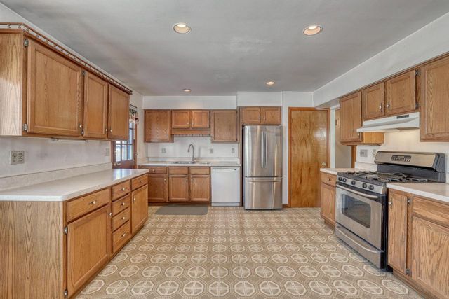 2880 S 98th STREET, West Allis, WI 53227