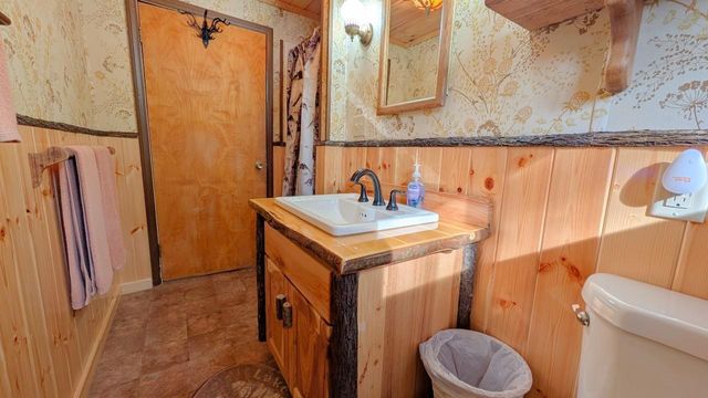 8450 Vermilion Drive, Cook, MN 55723