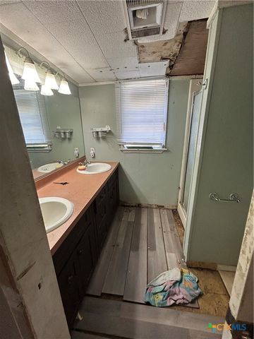 351 Stone Oak Drive, Inez, TX 77968