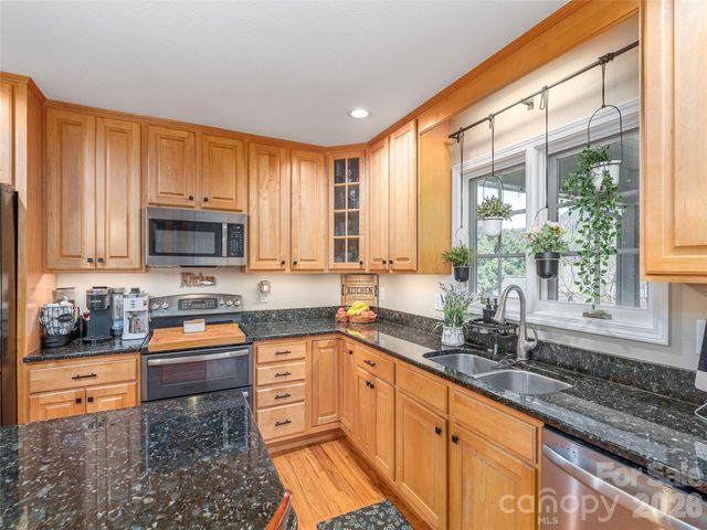 105 Deer Glade Lane, Waynesville, NC 28786
