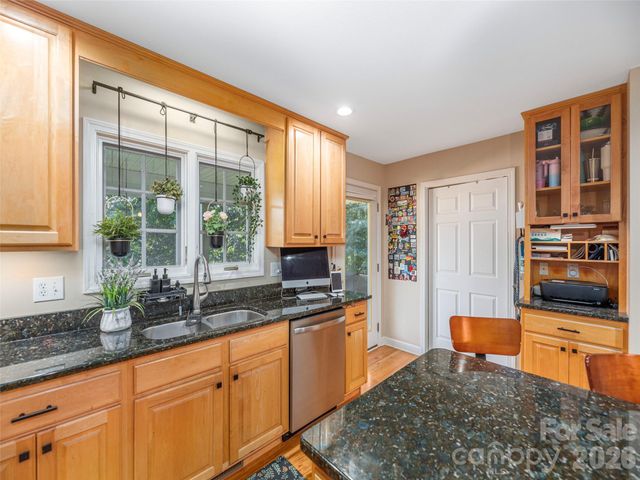 105 Deer Glade Lane, Waynesville, NC 28786