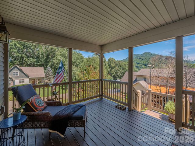 105 Deer Glade Lane, Waynesville, NC 28786