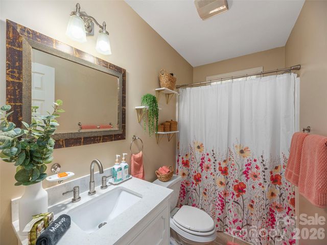 105 Deer Glade Lane, Waynesville, NC 28786