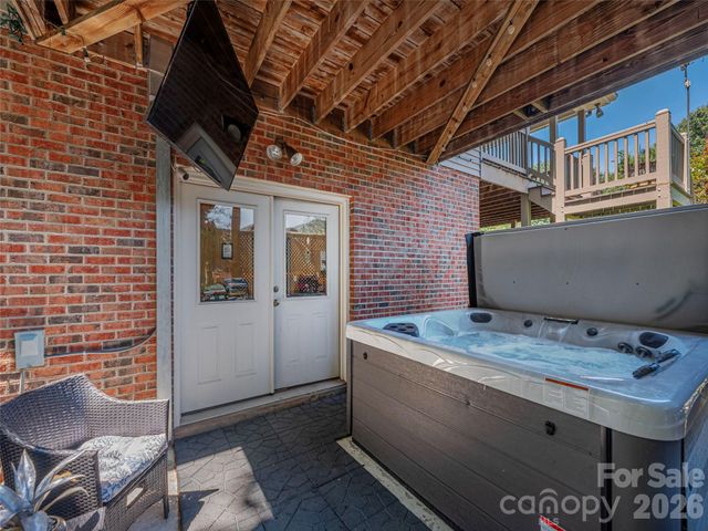 105 Deer Glade Lane, Waynesville, NC 28786