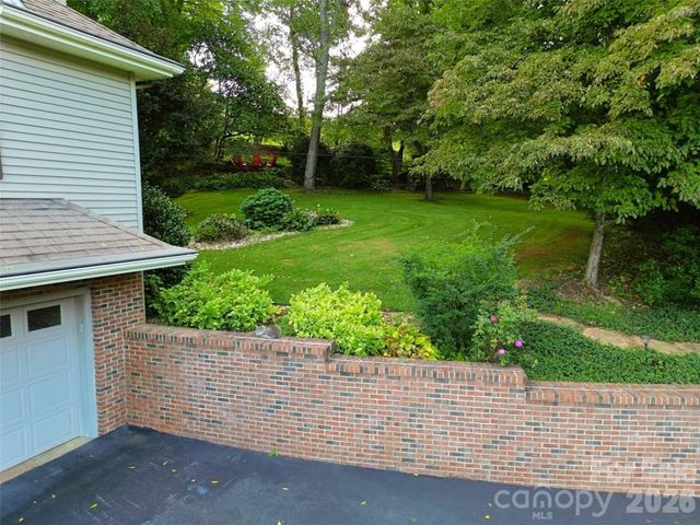 105 Deer Glade Lane, Waynesville, NC 28786
