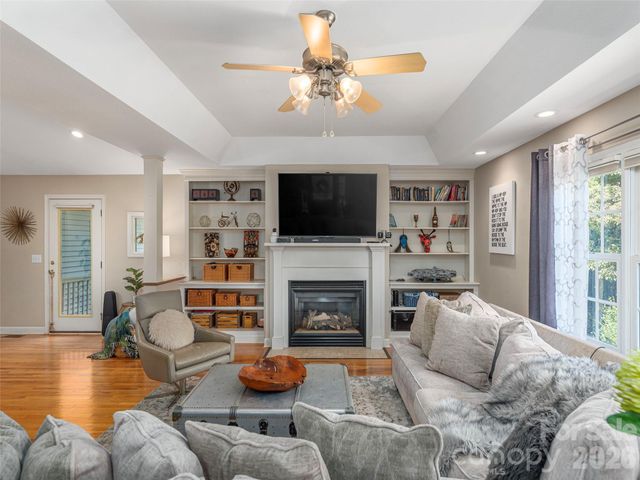 105 Deer Glade Lane, Waynesville, NC 28786