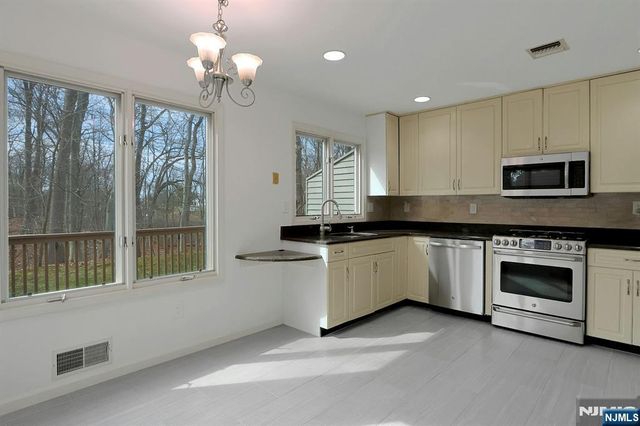 20 Lakeview Drive, Old Tappan, NJ 07675