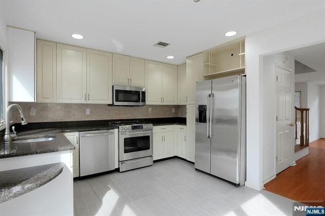 20 Lakeview Drive, Old Tappan, NJ 07675