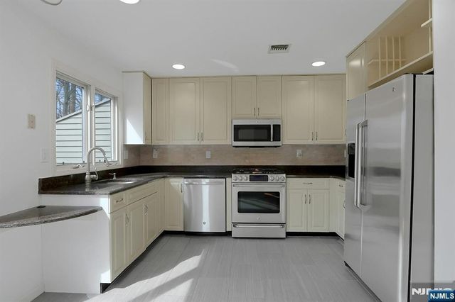 20 Lakeview Drive, Old Tappan, NJ 07675