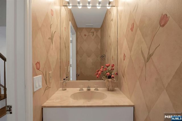 20 Lakeview Drive, Old Tappan, NJ 07675