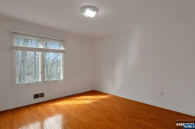 20 Lakeview Drive, Old Tappan, NJ 07675