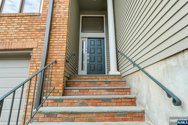 20 Lakeview Drive, Old Tappan, NJ 07675