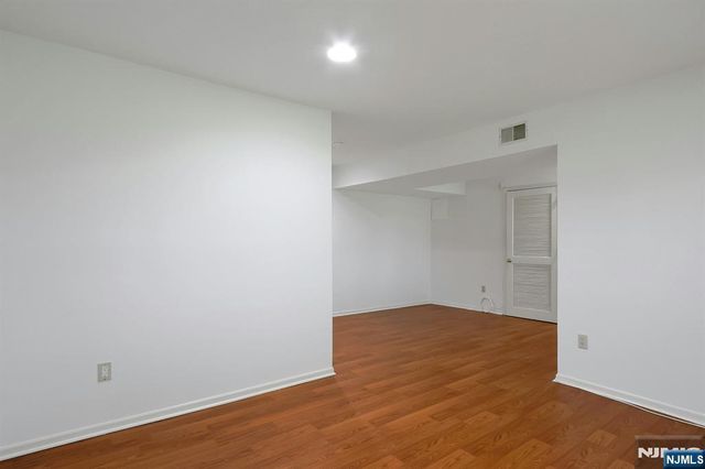 20 Lakeview Drive, Old Tappan, NJ 07675