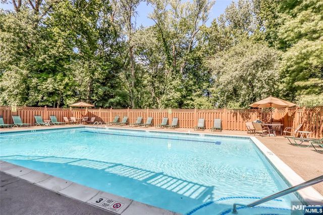 20 Lakeview Drive, Old Tappan, NJ 07675