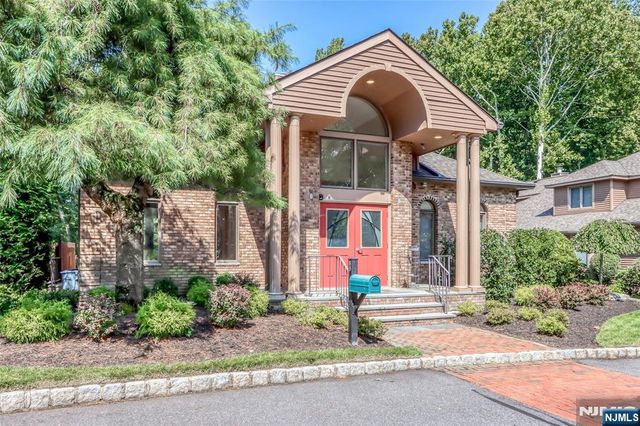 20 Lakeview Drive, Old Tappan, NJ 07675