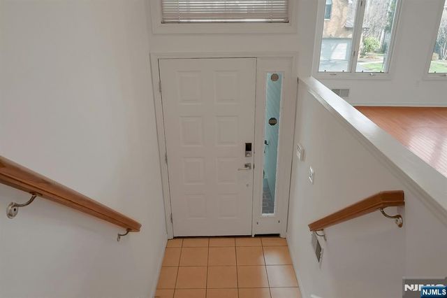 20 Lakeview Drive, Old Tappan, NJ 07675