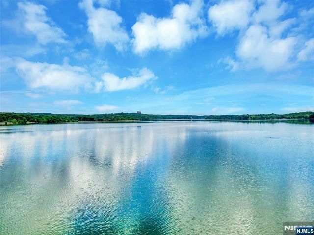 20 Lakeview Drive, Old Tappan, NJ 07675