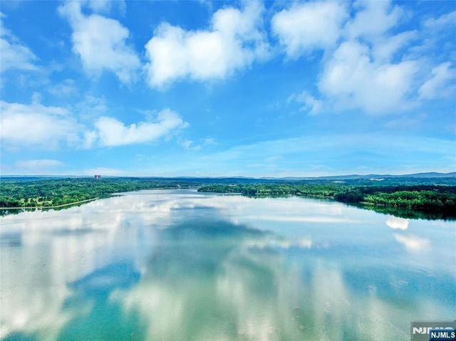 20 Lakeview Drive, Old Tappan, NJ 07675