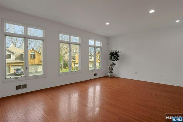 20 Lakeview Drive, Old Tappan, NJ 07675