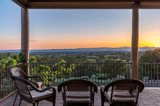 1035 Sierra Del Norte, Santa Fe, NM 87501