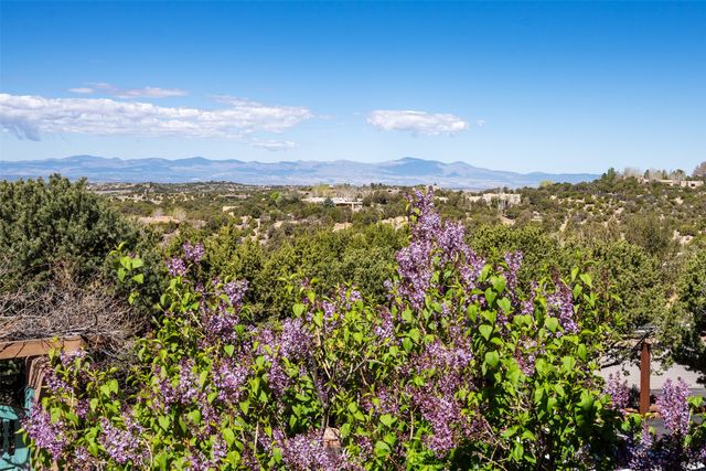 1035 Sierra Del Norte, Santa Fe, NM 87501