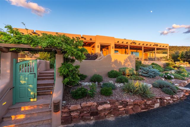 1035 Sierra Del Norte, Santa Fe, NM 87501