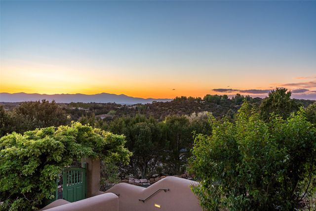 1035 Sierra Del Norte, Santa Fe, NM 87501
