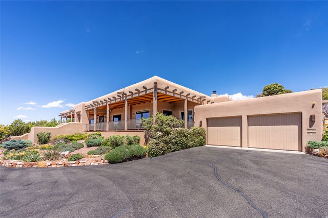 1035 Sierra Del Norte, Santa Fe, NM 87501