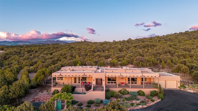 1035 Sierra Del Norte, Santa Fe, NM 87501