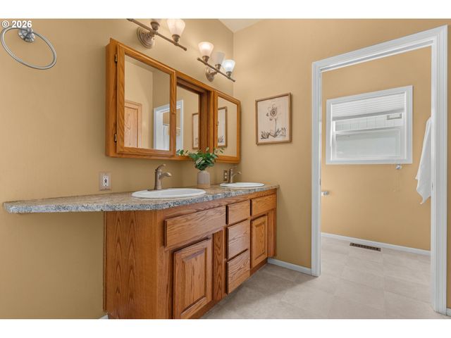 2495 PARK FOREST Dr, Eugene, OR 97405