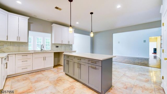 15 Berry Ct, Mount Olive Twp., NJ 07836