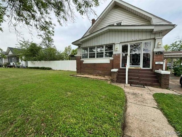 556 Whitelaw Avenue, Wood River, IL 62095