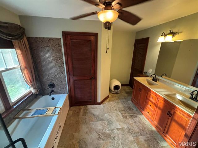 556 Whitelaw Avenue, Wood River, IL 62095