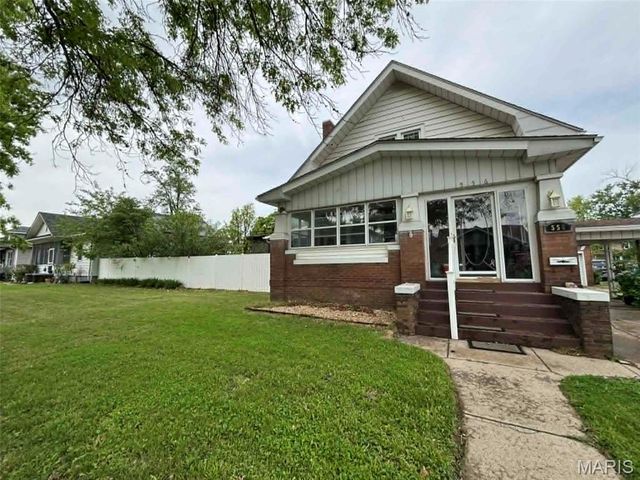 556 Whitelaw Avenue, Wood River, IL 62095