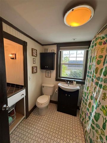556 Whitelaw Avenue, Wood River, IL 62095