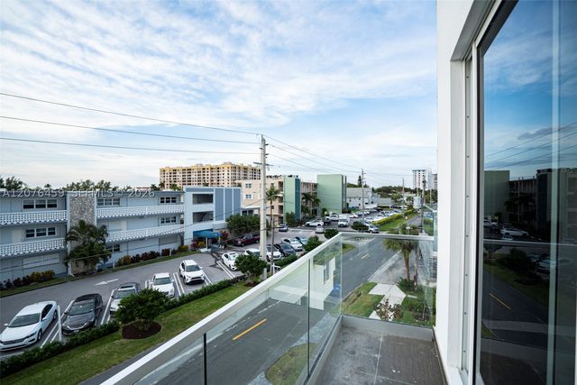 1004 N Riverside Dr, Pompano Beach, FL 33062