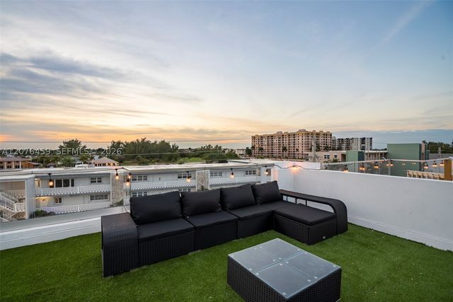 1004 N Riverside Dr, Pompano Beach, FL 33062
