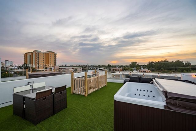 1004 N Riverside Dr, Pompano Beach, FL 33062