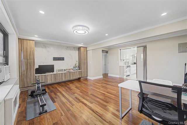 21102 73rd Avenue 3H, Oakland Gardens, NY 11364