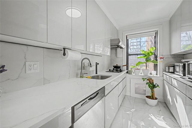 21102 73rd Avenue 3H, Oakland Gardens, NY 11364