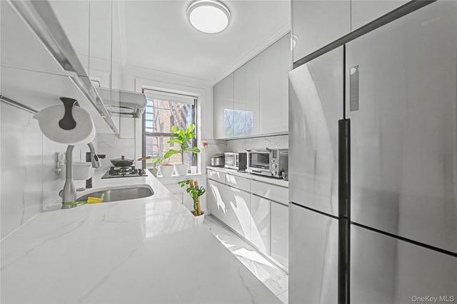 21102 73rd Avenue 3H, Oakland Gardens, NY 11364