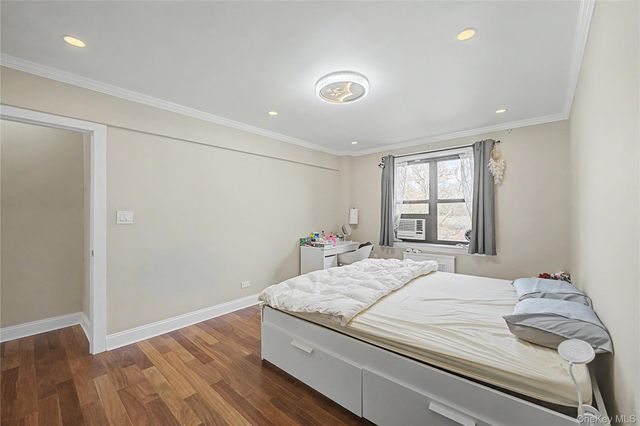 21102 73rd Avenue 3H, Oakland Gardens, NY 11364