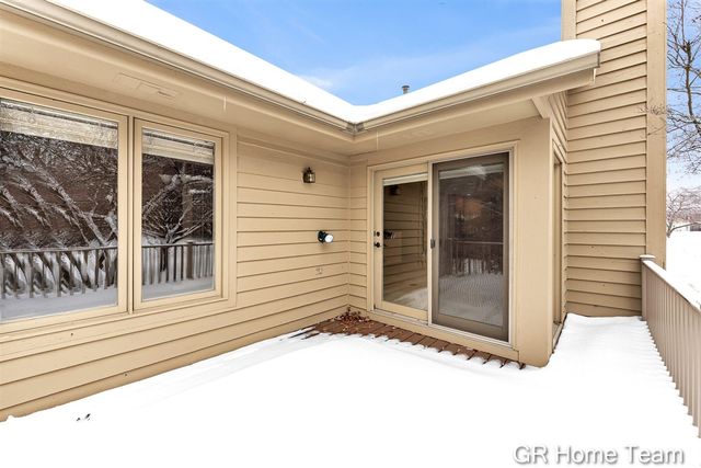 1946 Cross Bend Street 35, Grand Rapids, MI 49505