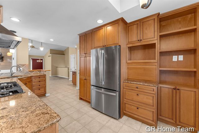 1946 Cross Bend Street 35, Grand Rapids, MI 49505