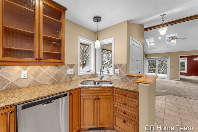 1946 Cross Bend Street 35, Grand Rapids, MI 49505