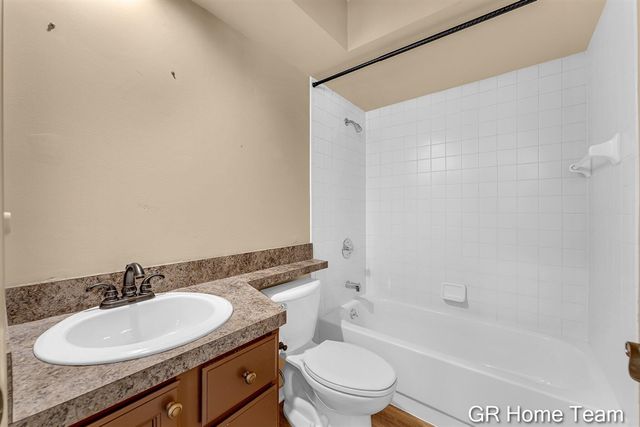 1946 Cross Bend Street 35, Grand Rapids, MI 49505